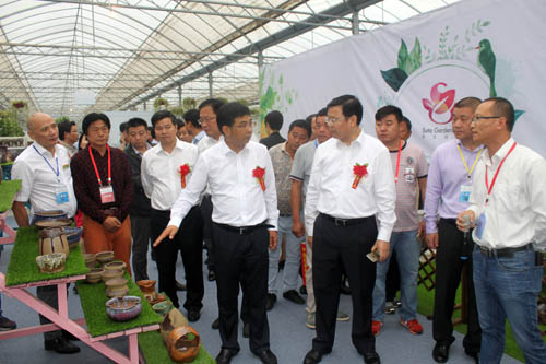 中國(guó)花卉協(xié)會(huì)副秘書長(zhǎng)陳建武參觀沭陽(yáng)國(guó)際花木城