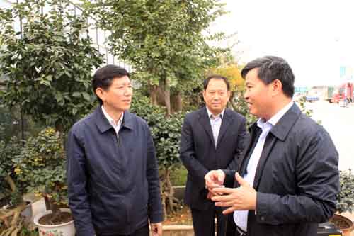 縣長(zhǎng)卞建軍與莊同保部長(zhǎng)