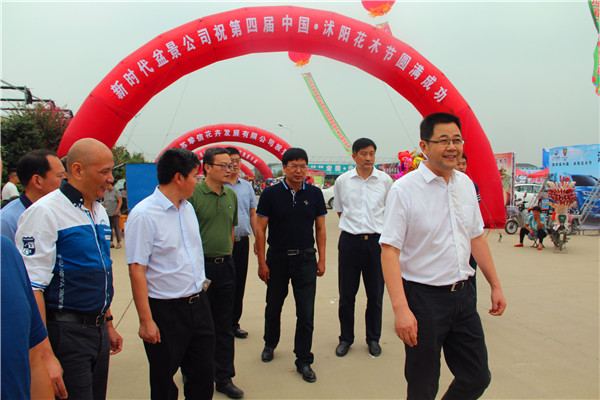 副市長(zhǎng)王益參觀花木節(jié)